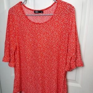 $ Cure 3/4 ruffle sleeve curved neckline orange white polka shirt size L